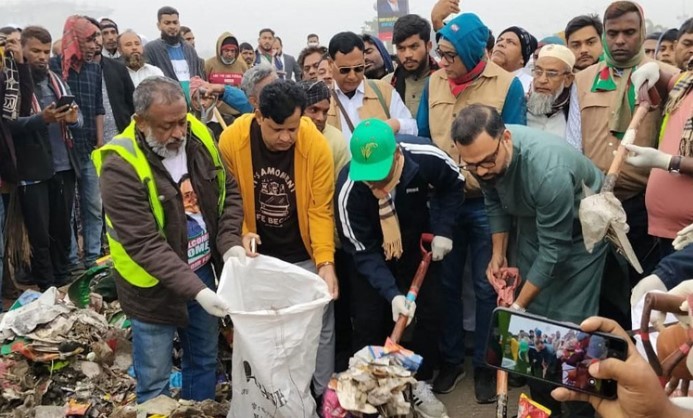৩০০ ফিট সড়কে বর্জ্য অপসারণ করল ঢাকা মহানগর উত্তর বিএনপি
